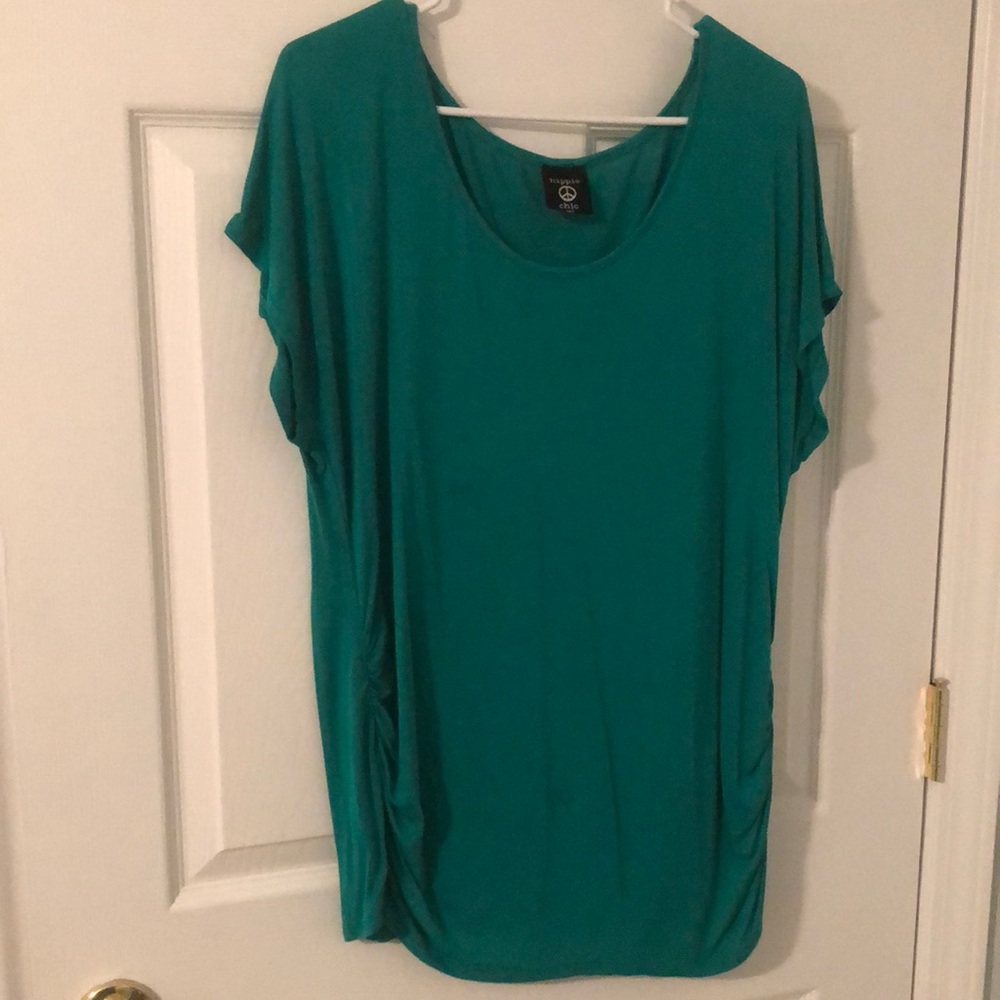 Shirt sleeve, super soft! Scrunched sides for a slimmer look.